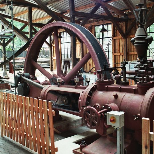 Dampfmaschine mit großem Schwungrad und Fliehkraftregler Skerbersdorfer Straße 68