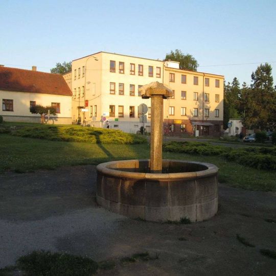 Kašna v Plané v ulici Dukelských Hrdinů