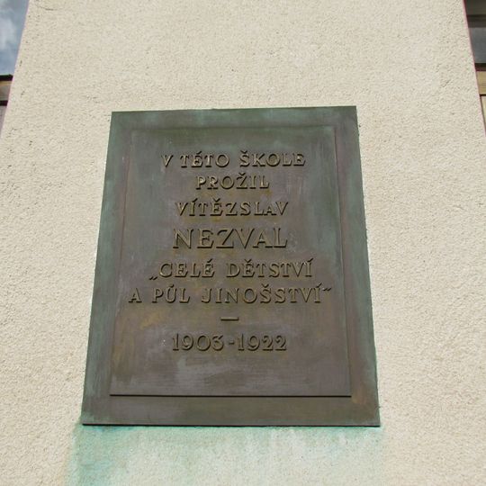 Pamětní deska na základní škole, kam docházel Vítězslav Nezval v Šemíkovicích
