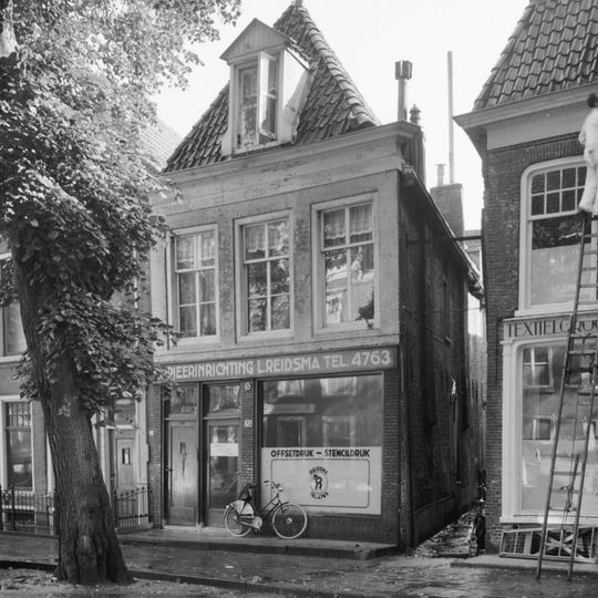 Eenvoudig pand met rechte kroonlijst onder voor afgeschuind zadeldak