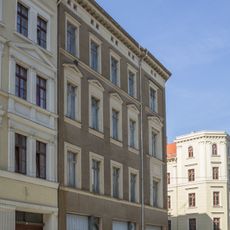Mietshaus in geschlossener Bebauung, Eckhaus zur Jakobstraße, mit zwei originalen Ladenfronten an der Jakobstraße Hospitalstraße 1