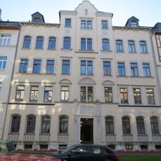 Mietshaus in geschlossener Bebauung mit Vorgarten Theodor-Lessing-Straße 13