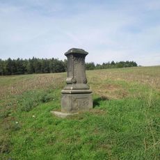 Kříž severozápadně od Kračína v poli