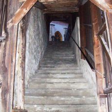 Überdachter Stiegenaufgang