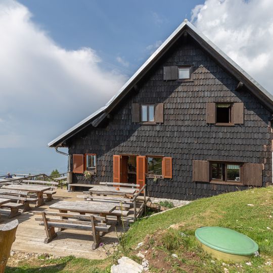 Roblek Lodge on Begunjščica