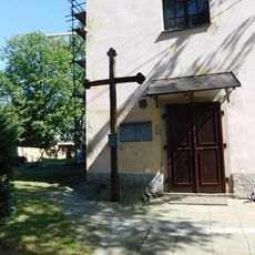 Dřevěný kříž u kostela v Keblově