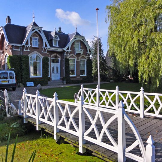 Woonhuis in overgangsarchitectuur met hek en brugbalustrade