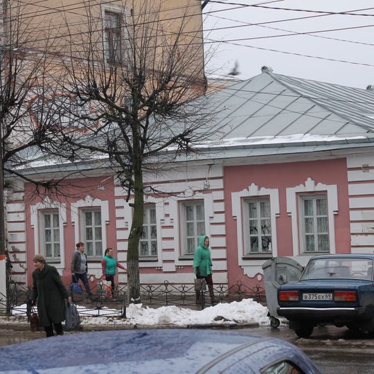 Жилой дом с воротами и оградой