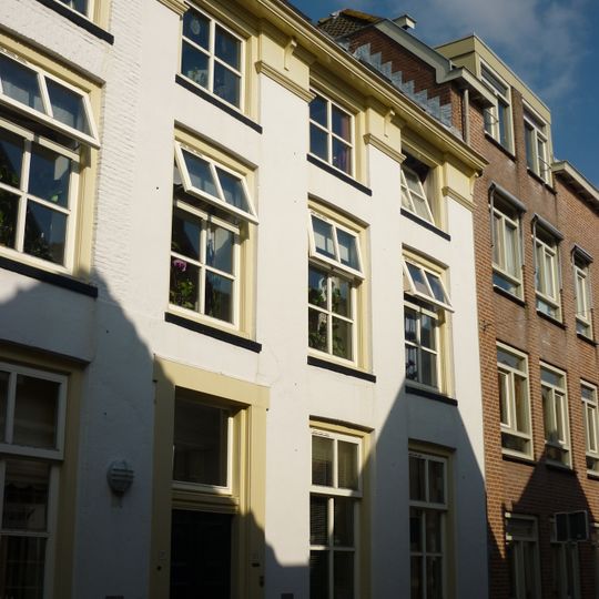 Huis met gepleisterde lijstgevel