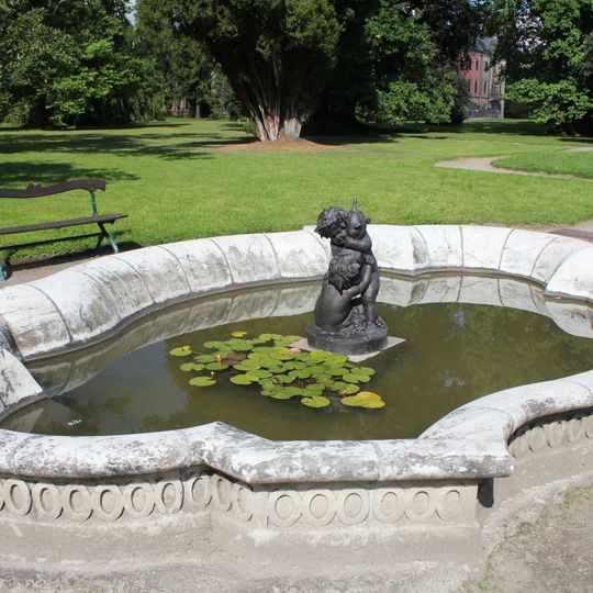 Kašna s alegorickou sochou Podzim v zámeckém parku v Sychrově