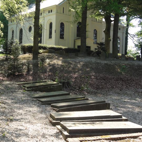 Heldring: vier natuurstenen grafplaten