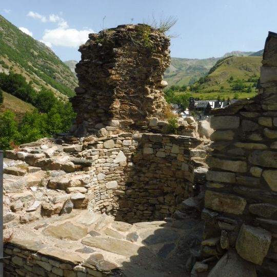 Recinto amurallado de Salardú