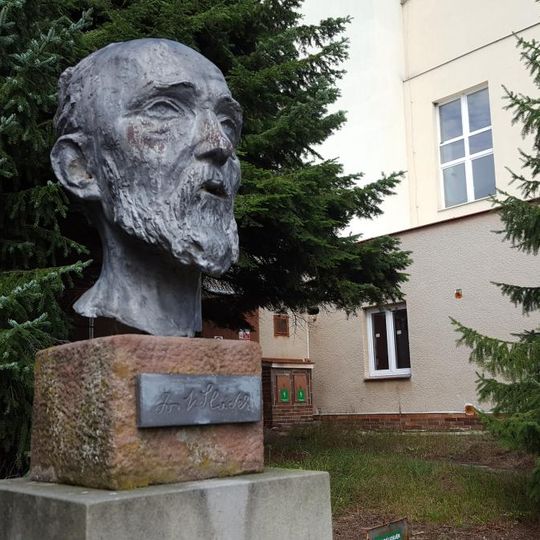 Památník J. V. Sládka ve Zbiroze před školou