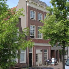 Pand van parterre met twee verdiepingen onder dwars schilddak