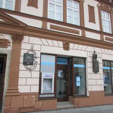 Pamětní deska rodiny Lipských na domě čp. 79 na Masarykovo náměstí v Pelhřimově