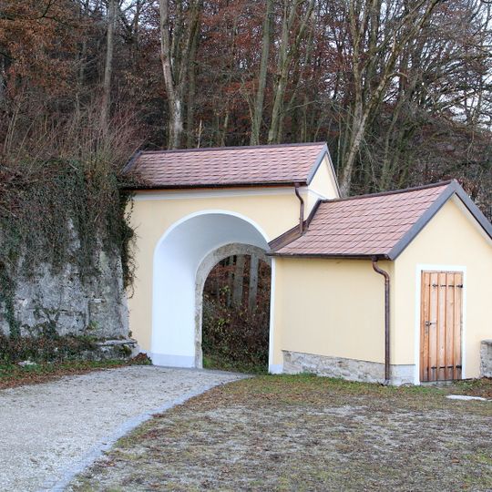 Tormauerbau und Friedhofsmauer