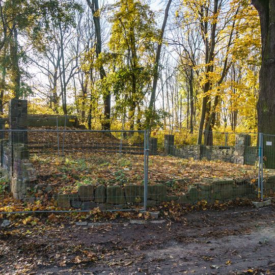 Eiskeller und Freilichtbühne im ehemaligen Gutspark Sommerfelder Straße -