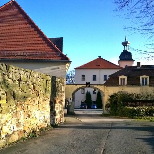 Sachgesamtheit '''Rittergut Röhrsdorf bei Pirna''' mit folgenden Einzeldenkmalen: Schloss, zwei Wohn- und Wirtschaftsgebäuden sowie Gutspark Hauptstraße 1