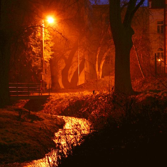 Lávka přes Výmolu pod kostelem Zvěstování Panny Marie v Úvalech