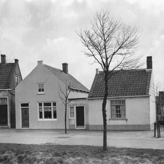 Eenvoudig dorpshuisje met langsgevel aan de straat