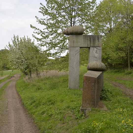 Kamenná plastika Poutní přestávka u cesty z Černčic do Bílky