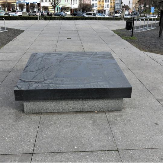 Kamenná plastika s plánem města na Karlově náměstí v Roudnici nad Labem