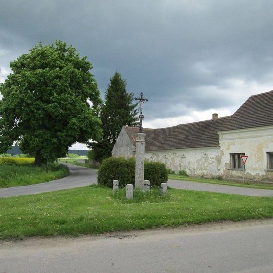Kříž na křižovatce u Žďáru u polní cesty