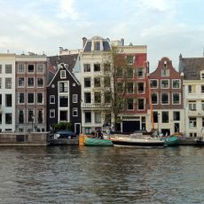 Pand met gevel onder rechte lijst