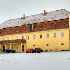 Wohnhaus, daran angebautes Seitengebäude, Scheune, straßenseitiges Seitengebäude und Einfriedung mit Toreinfahrt eines Stadtgutes Riesaer Straße 32