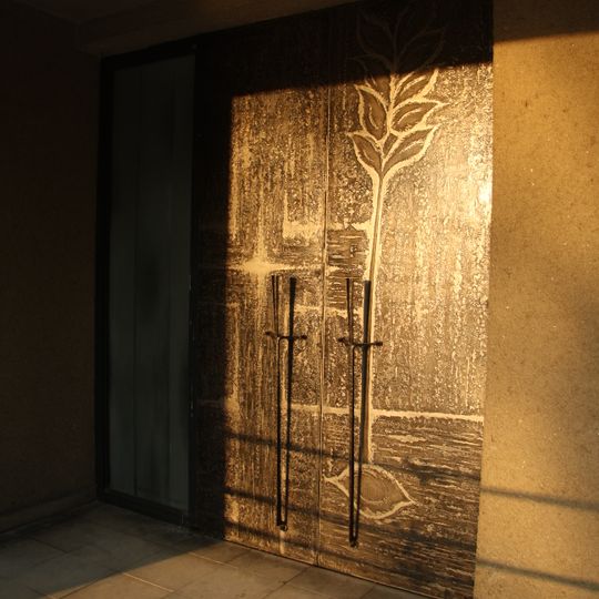 Dveře s leptanou plochou ve smuteční síni Třebíč