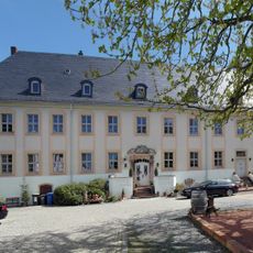 Einzeldenkmal der Sachgesamtheit Rittergut Mittelfrohna: Gärtnerhaus, sogenanntes Jägerhäuschen des Rittergutes (siehe auch Sachgesamtheitsdokument Obere Hauptstraße 1 - Obj. 09303172 ) Limbacher Straße 2a