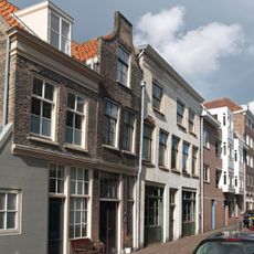 Pand met tuitgevel met in de verdieping schuiframen