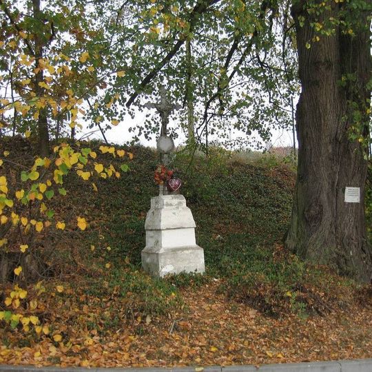 Boží muka u vjezdu do areálu kláštera v Nahorubech