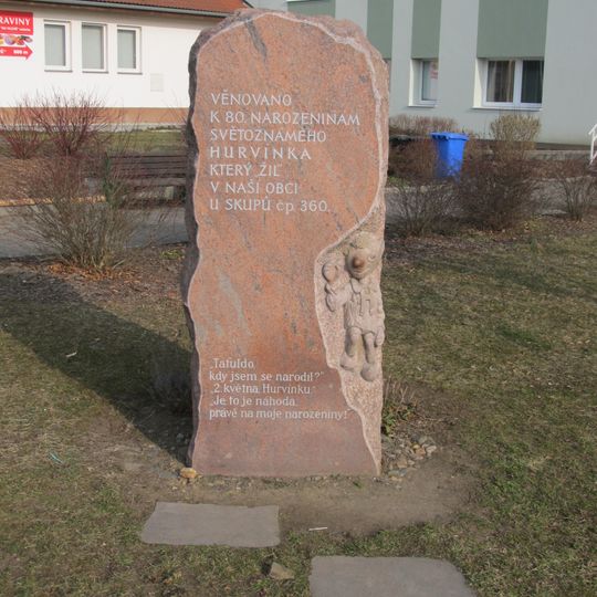 Památník v Chrástu u křižovatky