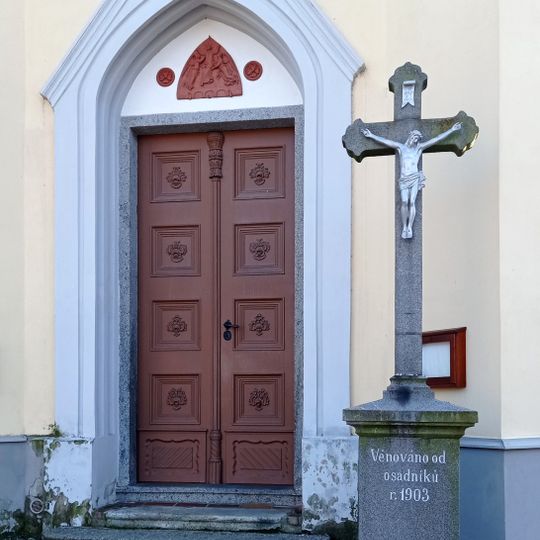Kříž u kostela