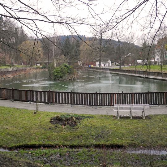 Kurpark mit Allee, vier frei stehenden Skulpturen, Teich und OdF-Denkmal Goethepark -