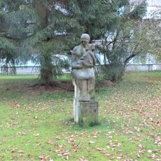 Socha Matka u domu Energetiků 321 v Stráži pod Ralskem