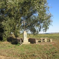 Pamětní kříž u vodojemu severně od Vrátna