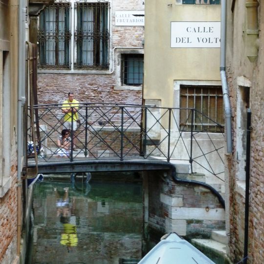 Private bridge of Corte del Volto