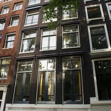 Pand met gevel onder rechte lijst