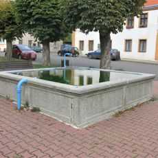 Kamenná kašna na náměstí v Mašťově