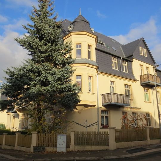 Mietshaus in Ecklage in offener Bebauung mit Einfriedung und Vorgarten Robert-Blum-Straße 22