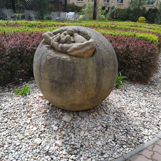 Socha Boží dlaň v areálu CMŠ Lipenská v Českých Budějovicích