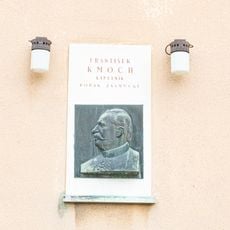 Pamětní deska Františka Kmocha na sokolovně v Zásmukách