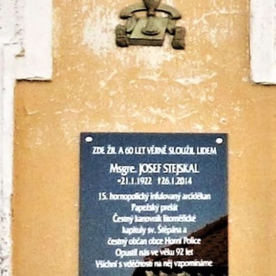 Pamětní deska Josefa Stejskala u poutního areálu v Horní Polici
