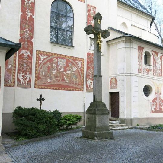 Kříže u jižní zdi kostela svaté Kunhuty v Novém Městě na Moravě