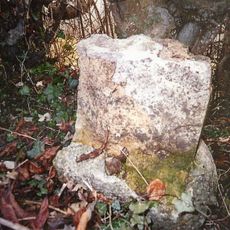 Milestone On A362 At Ngr St 7618 5005