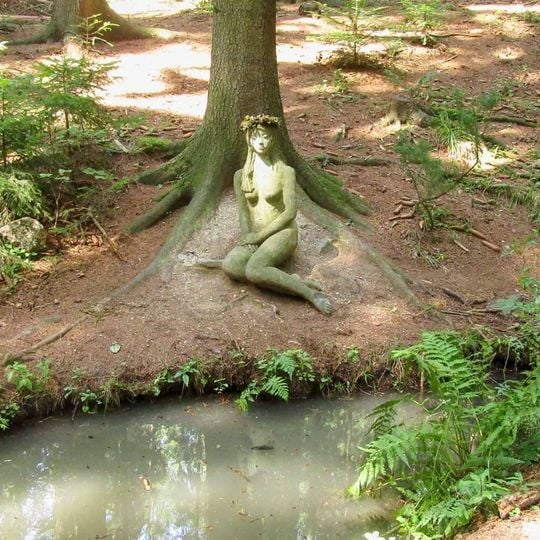 Socha v Hačkách u studánky Pilávky