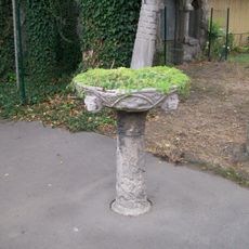 Vila G. Rakottyaya, nádoba s podstavcom