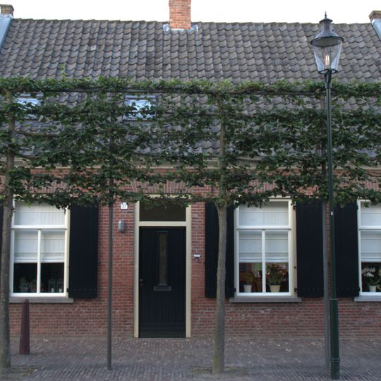 Vrijstaand wevershuisje onder zadeldak tussen puntgevels